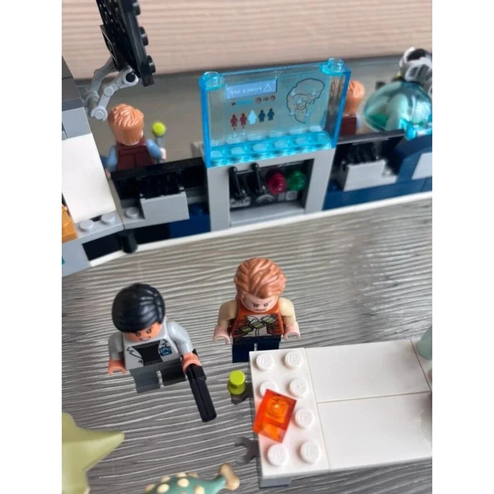 Lego Jurassic World Dr Wu’s Lab Bady Dinosaur Breakout + Pteranadon Chase